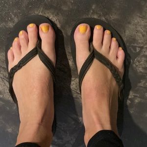 Flojos black leather flip flop